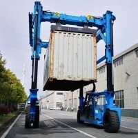 码头前沿集装箱跨运车 集装箱堆码和装卸于一体的机械设备